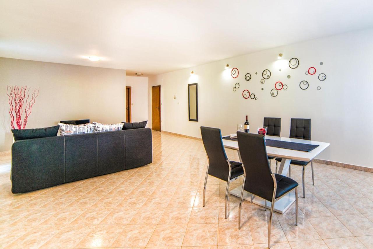 Apartments Ori Pula Luaran gambar