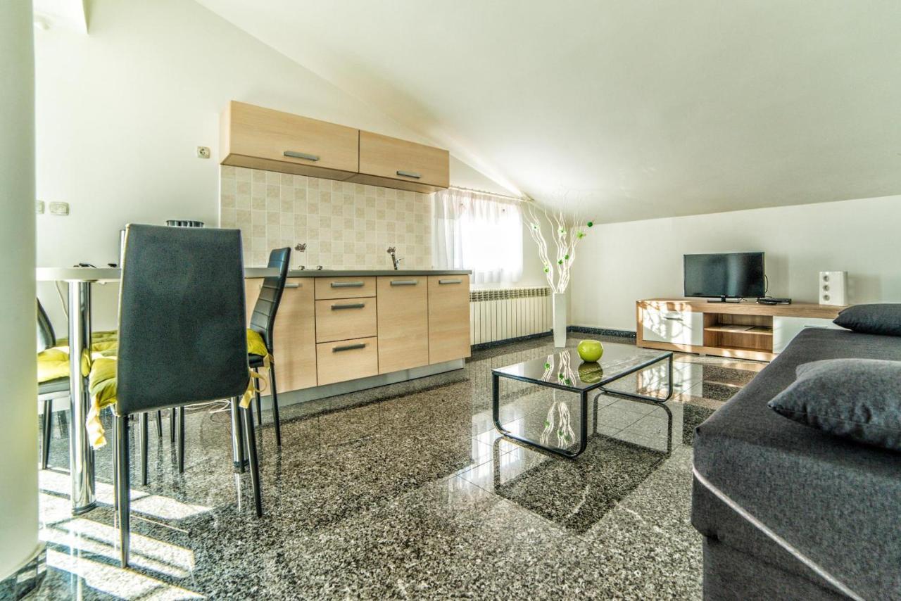 Apartments Ori Pula Luaran gambar